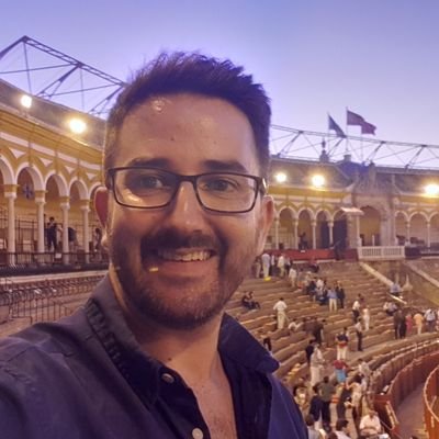 Malagueño, aficionado a los toros, el flamenco y la copla. De todo ello hablo en Velevisa TV, medio en el que trabajo. Y también escribimos en Malaka Taurina.