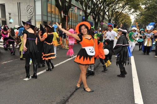 I am a staff writer of The Japan Times. I cover culture, life style, events, environment and other issues. I am an amateur dancer of salsa, samba and lambada.