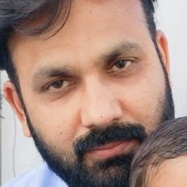 مانند چاک گهومتا ہوں لئے تقدیر کی مٹی    اب کوزہ گر سے شکل کیا ملتی ہے دیکهئے