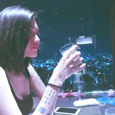 She/Her | Evil Queen | New York Times掲載 | 126k followers on TikTok | phiehardison@gmail.com |