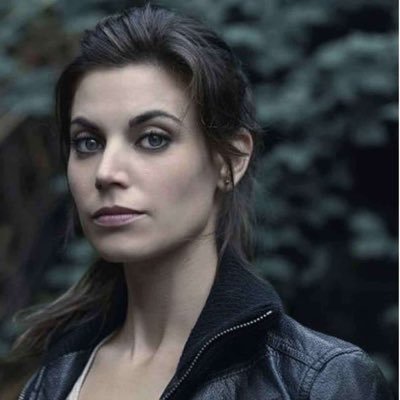 Jenna here! 30 years old. Happily married to @thebattwins (Atticus) and mother to eight beautiful children. Oh, and I'm also a werewolf/shapeshifter. (RP)