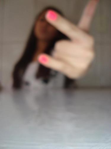 Bipolar, libriana, antipática e talvez antisocial.Apaixonada, sincera, divertida e quase desastrada. Feia, boba e moro longe. Follow-me u.u