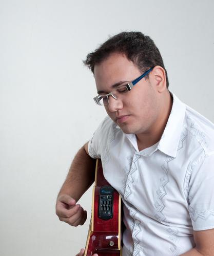 Cantor, compositor, servo e um apaixonado por música!
