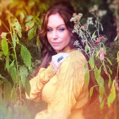 As an undeniable vocalist, songwriter, and performer, Leo Lamar takes her inspiration from a little bit of Motown, a little bit of Country, a little of Folk