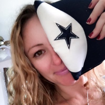 A Dallas Cowboys fan, Yankees fan 😉 Brazilian, Translator and Interpreter who lives in NYC 😉 and wife of the GREAT jazz musician @jmanasia 🎹🎼😉