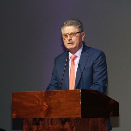 ConradoMH's profile picture. Ateo tolerante. Sangre mezcla de inmigrante y mapuche. Observador, curioso, optimista  y padre de 3 hermosas princesas autónomas y un demasiado reinquieto varón