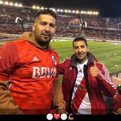 trabaja en el petroleo,gran hincha de river .vivo con musica en mis oidos