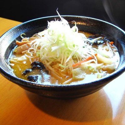 札幌ラーメンを提供しております。営業時間11時~15時 17時~20時となっております。(月曜日、火曜日は昼のみ)スープがなくなり次第閉店させて頂いております。定休日は毎週水曜日と第一、第三火曜日となっております。