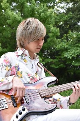 主に関西で活動しているBassist、ウクレレ弾きです。
海、空など自然のある景色が大好きです！
Mélanger、cross jam decantに所属してます。
色々なアーティストのサポートしてます。
演奏依頼、レッスン依頼はDMお待ちしております。