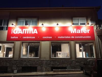 Empresa dedicada a venta de materiales de construcción, cerámica, baños y cocinas.
Contenedores de obra y trabajos con grúa.