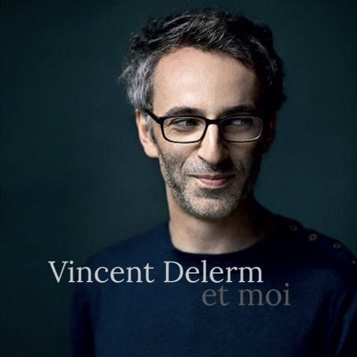 Je ne sais pas si c’est tout le monde, mais moi je trouve que Twitter manque de Vincent Delerm... Voici donc Vincent Delerm & moi #PoséSurLétagère #Delermophile