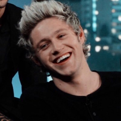 swiftie since 2013 {One Direction, Lil Peep, Mac Miller, Ariana Grande is my everything too)