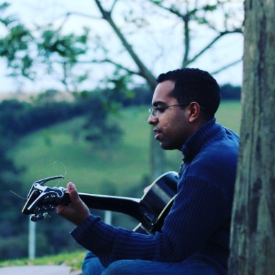 Um poeta quieto/
Não faz o seu decreto /
Por isso pinto o deserto/
Das cores cintilantes do verbo
Poeta, Músico, escritor, compositor e tentando Visionário
