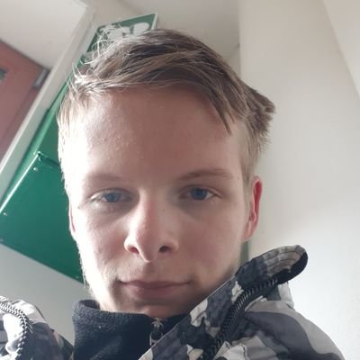 ik heb al een paar spullen voor de studio klaar leggen nu nog de rest sparen voor mijn kamer en een paar lampen en lichten en dan ben ik klaar later later