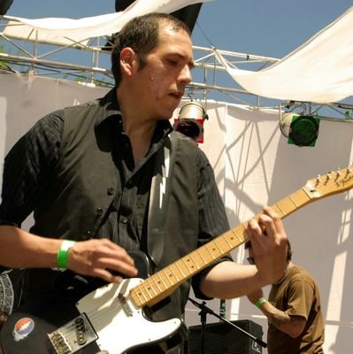 Abogado, músico y traductor inglés/francés -
Ex bajista de Los Gatos Negros