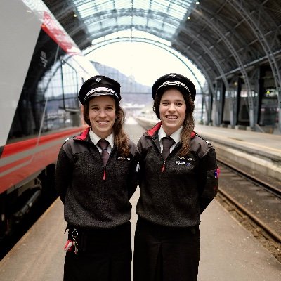 Me er Halldis og Gudrun, og me køyrer tog. Train engineer twins and queens from Norway. 

Instagram: https://t.co/Z8XPq3zdwf