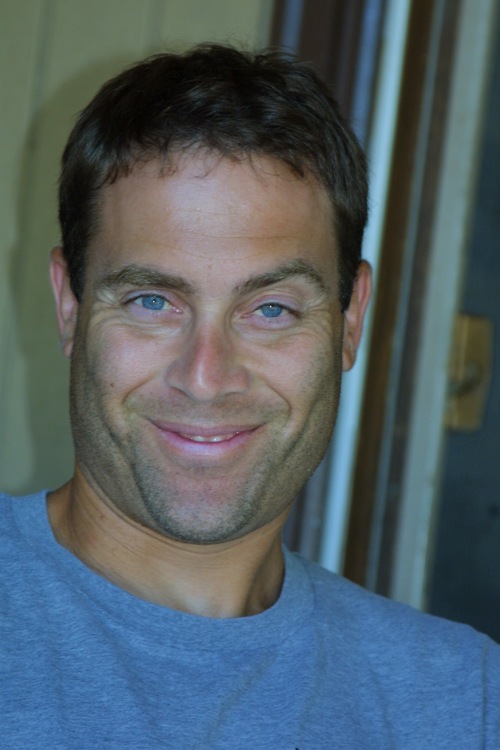 Husband to my lovely wife and father of twin boys. Radvision Pre-Sales Engineer.