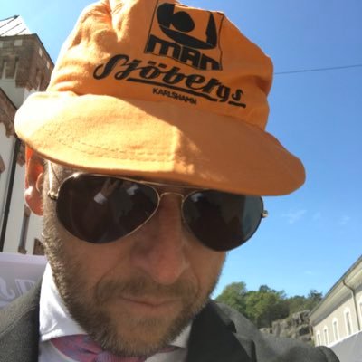 Fd jeansbutiksägare. Driver nu House Of Padel. Fotbollsintresse med fokus på Liverpool och FF, ja Kalmar FF såklart.
