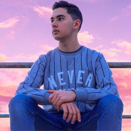 Estudiante de Medicina por la US, con un gran interés por la ciencia y el arte. Cinéfilo y músico, con muchas ganas de aprender... 🚀🩺🎶
Per aspera ad astra ✨