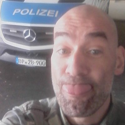 Arbeiter,(EX)Soldat des Panzerbataillon 3.24 Braunschweig.
Einzelunternehmer
(Gefahrenabwehr/Analyse) 
81 Supporter North End/Hannover/Support 81 World.