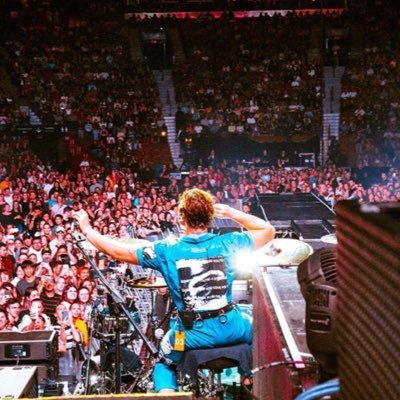 she/her  ☼ 09.12.2014 followed by @5sos ☼ #OTRAMontreal ☼ #SLFLMontreal ☼ #RevRadTour ☼ #WWJMontreal ☼