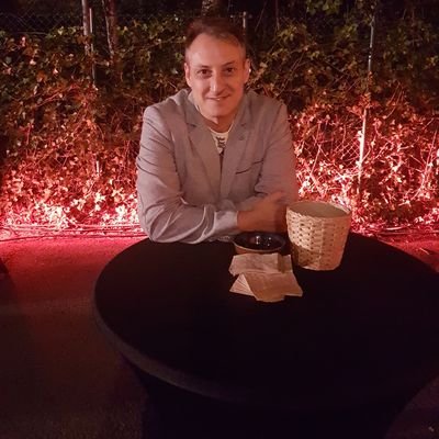 SemVazquez's profile picture. Especialista en #Seo o #PosicionamientoEnBuscadores, Gestion de comunicacion y publicidad en #RedesSociales o #SocialMedia y #DiseñoWeb.