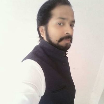 रोज घर से निकलते वक्त, मसला बड़ा हो जाता है...कौन-सा चेहरा पहन कर निकलें, ये सवाल खड़ा हो जाता है...!!!