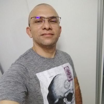 Especializado em Biologia Parasitária, adoro ler, gosto de um bom vinho, casado e pai da linda Sophia.