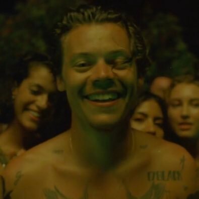 gyIIenhaa's profile picture. lights up • 10.11