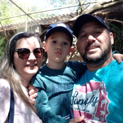 hendrigol's profile picture. Sou inconstante e talvez imprevisível,gosto do impossível,tenho medo do provável,e dou risada do ridículo.São poucas as pessoas pra quem eu me explico.