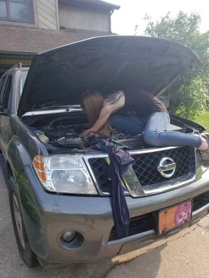 I'm a single mama that won't give up ,even after being knocked down .I'm a funny laid back ,love outdoor activities ,working on cars and wood working type chick