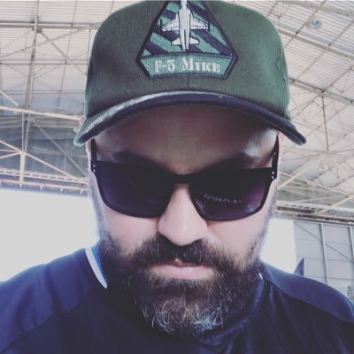 Eu sou um entusiasta de tecnologia em geral que adora ajudar os outros a aprender, inovar e eliminar desperdício.