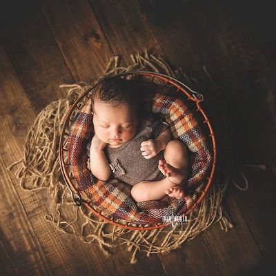 Pensacola, Gulf Breeze, Navarre and surrounding area Newborn Photographer
contact: info@true-north-photography.com