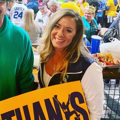 Hot dog at the ball park kinda gal! 💙⚾️💛 // supply chain 🤓