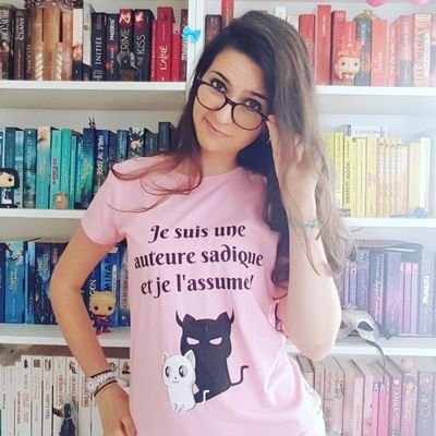 27 ans, un peu folle, éducatrice, booktubeuse et romancière chez So Romance (Si tu me retiens) et Librinova (Projet Espoir 1 + Le Masque du Silence)