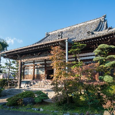 岐阜県大垣市にある真宗大谷派（お東）のお寺です。
時折お寺のこと、仏教関係、社会福祉のことなどをつぶやいております。副住職は福祉関連の勤務です。社会福祉士、精神保健福祉士、ケアマネ、相談支援専門員。必要に応じて社会資源におつなぎする事が可能です。お困りのことがあればご相談ください。副住職、若坊守が管理中です。