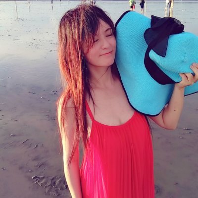 P5ch3e55rUEmzON's profile picture. 這裡是非主流主婦的裏人格。
認真生活但耐心缺乏。
害怕出入人多擁擠的地方。
喜歡旅行但討厭跟團。
不會游泳但常常亂買比基尼。
可以約喝咖啡的朋友不少，但能約一起穿比基尼去海邊的朋友卻一個也沒有。
經常性下廚。