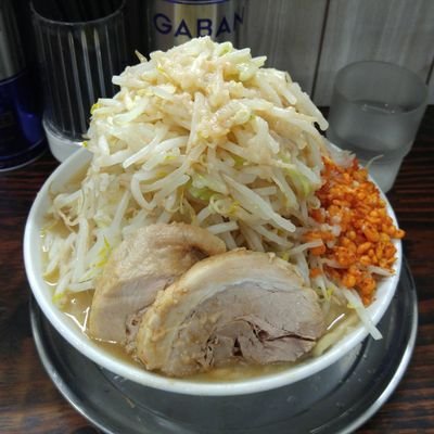 ラーメンはエンターテイメント。
二郎系が好きです。基本オーダー　野菜マシ、ニンニク抜き。家族に知られないようにラーメン食べてます。行列写真は顔が隠れていても、ご勘弁ください。