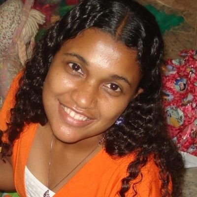 fabianebastos's profile picture. Jornalista, pós-graduada em Jornalismo Cultural, cinéfila, viciada em TV e Coca Cola, teimosa e com resposta pra tudo (ou quase tudo).