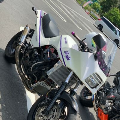 白紫のGPZ900Rに乗ってます‼️
バイク乗りの方無言フォローと無言いいね‼️すみません😓インスタの方ばっかりいじってるんでこっち放置気味です。