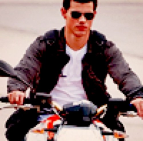 XanderDiggory's profile picture. Alexander Diggory. Im Seventeen and im in Gryffindor. i have a brother named Cedric who died. my father was very upset when it happened. {Multiple RP's}