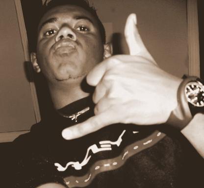 Moro no morro, vou pra balada de chinelo, arraso com as novinhas, meu sonho é entrar pro Bonde da Oakley.