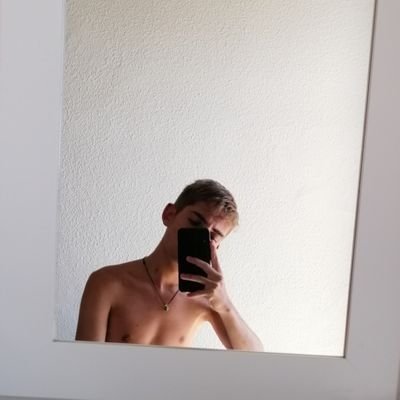 he_him_lesbian's profile picture. cuando se me ocurra algo lo pondré                                  solo retwiteo xd