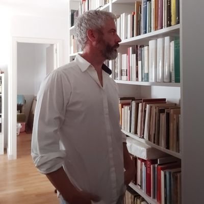 Me dedico a la filosofía, la poesía y la música. (Mal)vivo de ellas. Aquí estoy como Kierkegaard: en el ruidoso letargo de una vana distracción.