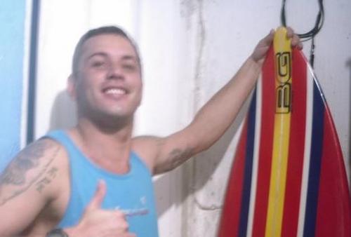 Sou surfista e artista do jato em vidros e espelhos.