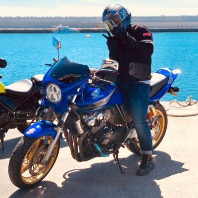 とーりー Cb400sf ステッカー貼れたー いっちゃんさんから貰ったステッカーはヘルメットに貼る トラシグ ステッカーかっこいい にゃんばちゃんステッカーはかわいい Trafficsignal 難波裕香