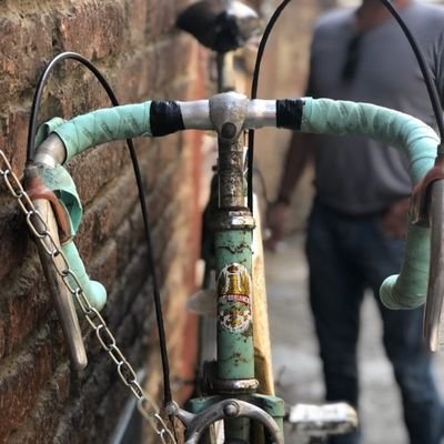 Bobodescachala1's profile picture. Me la he pasado construyendo peldaño por peldaño mi vida, soy ingeniero, abogado y milito en la tibieza.