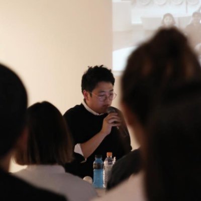 빛에 대한 이야기를 합니다. 빛, 조명, 공간, 그리고 그 속에 살아가는 우리에 대해 관심이 많은 디자이너