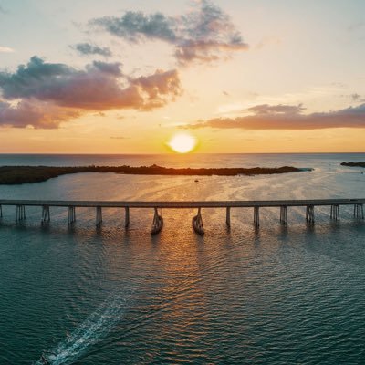 靴下と夕焼けとビール。口癖は「なんかこぉ」「でもまぁ」↑他人