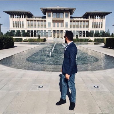 r_bouksim's profile picture. Entrepreneur •